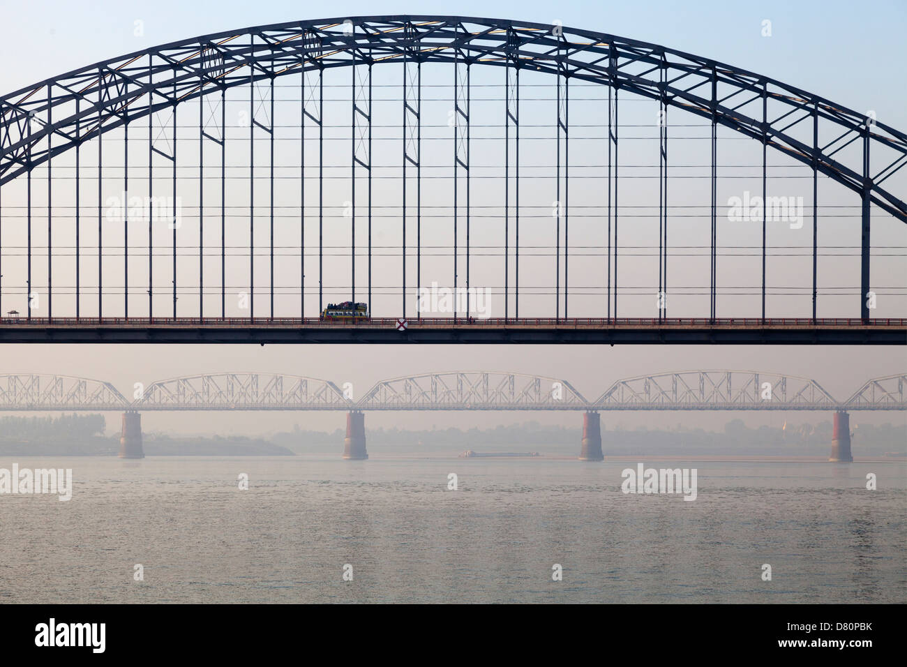 Ponti sul fiume Irrawaddy vicino a Mandalay, Myanmar Foto Stock