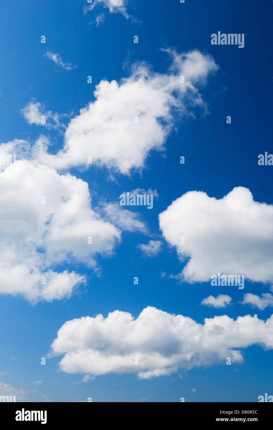 Nuvole bianche in un cielo blu chiaro. Foto Stock