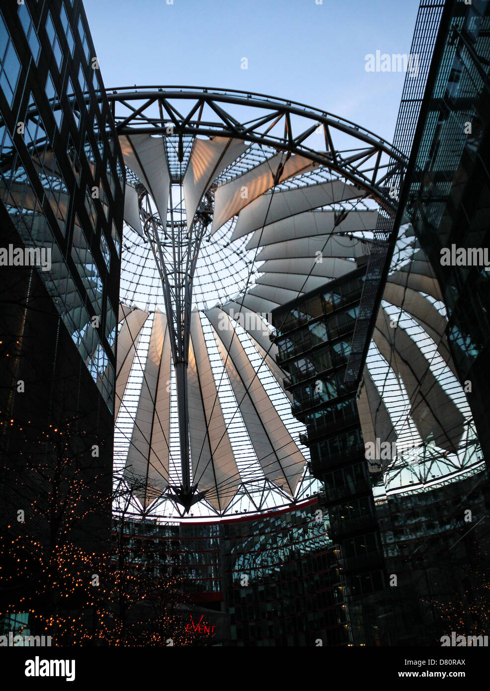 La moderna cupola del Sony Center, vista dall'interno, progettato da Helmut Jahn., situato in potsdamer Platz di Berlino, Germania Foto Stock