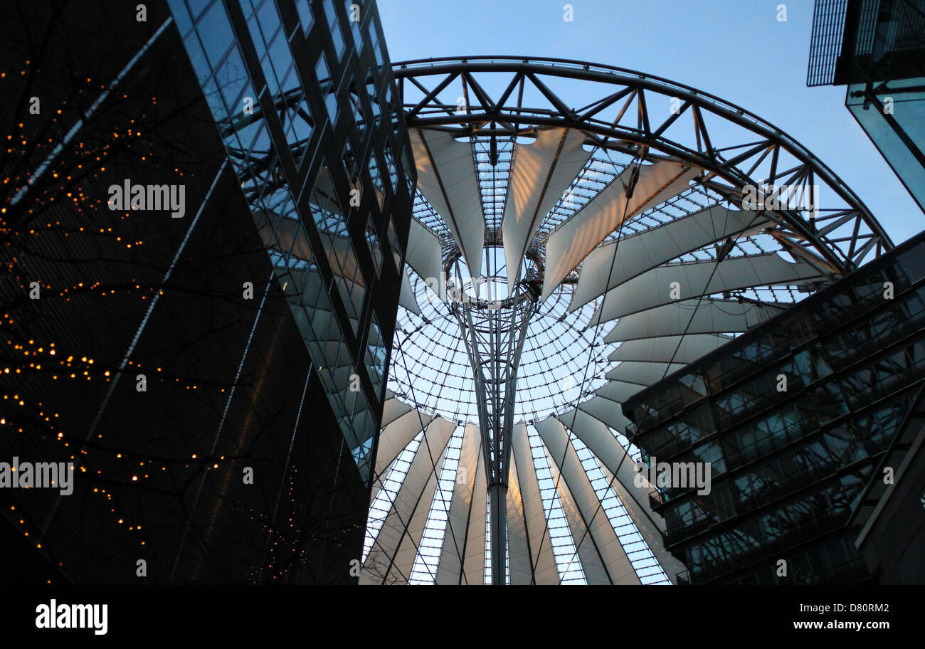 La moderna cupola del Sony Center, vista dall'interno, progettato da Helmut Jahn., situato in potsdamer Platz di Berlino, Germania Foto Stock