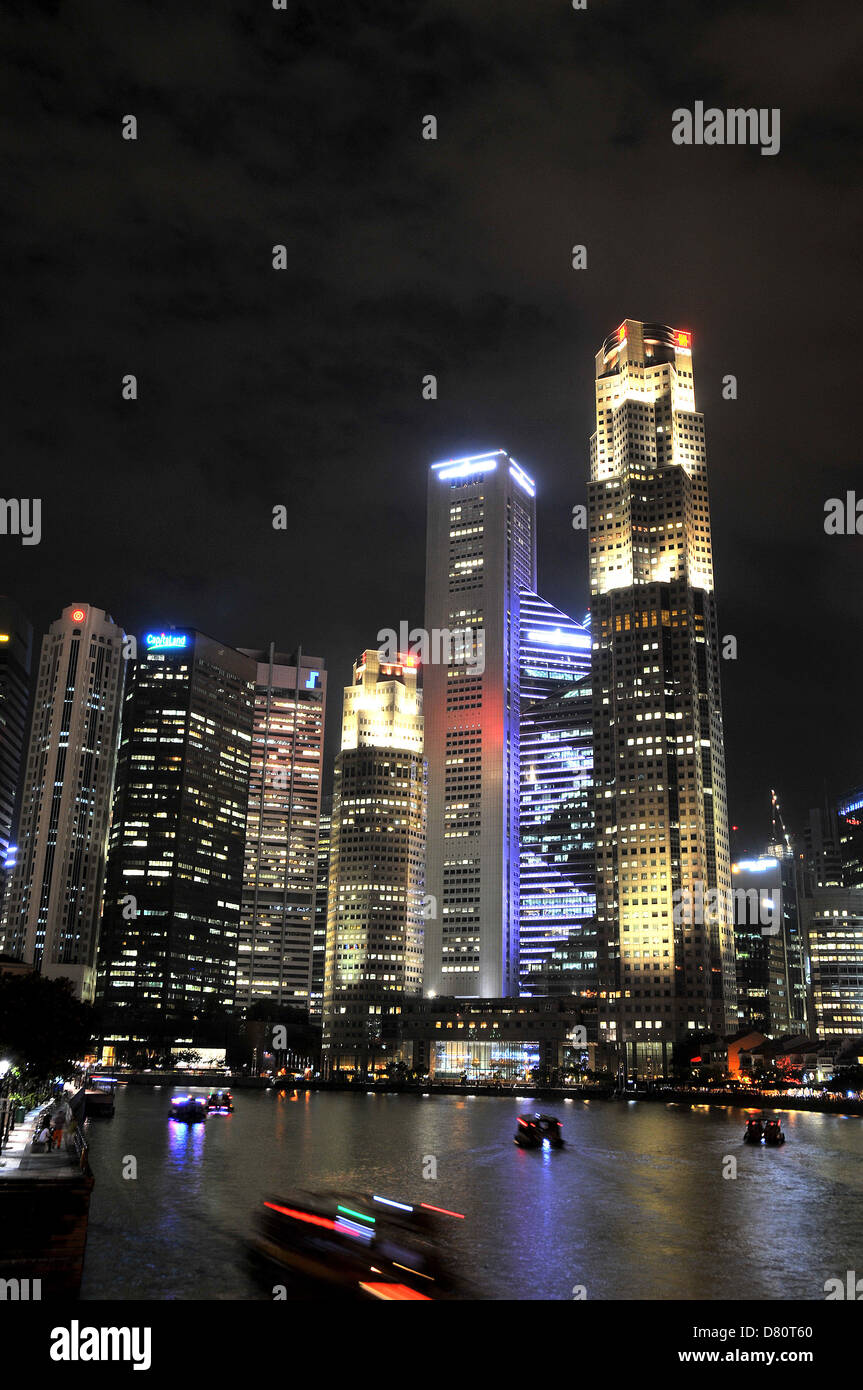 Il quartiere finanziario di Singapore di notte Foto Stock