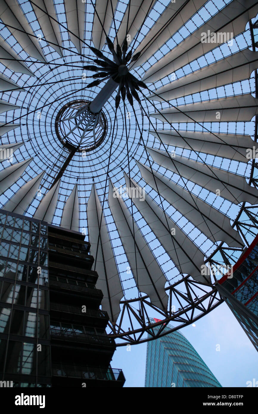 La moderna cupola del Sony Center, vista dall'interno, progettato da Helmut Jahn., situato in potsdamer Platz di Berlino, Germania Foto Stock
