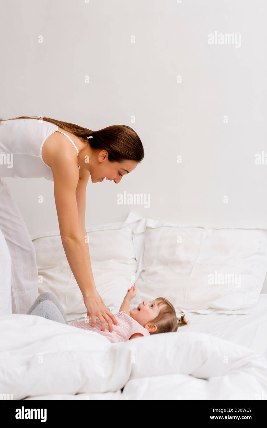 Ritratto di una famiglia a casa in camera da letto Foto Stock