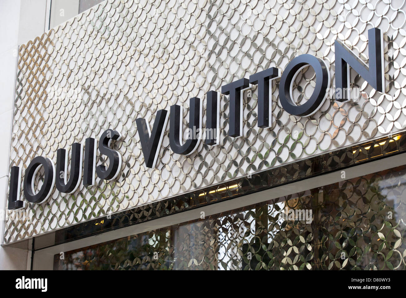 Segno per estremità alta moda e esclusivo marchio Louis Vuitton. Foto Stock