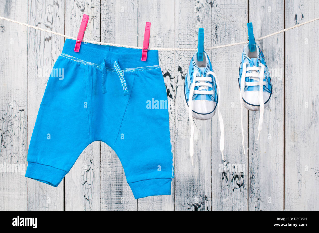 Baby vestiti appesi al stendibiancheria. Foto Stock