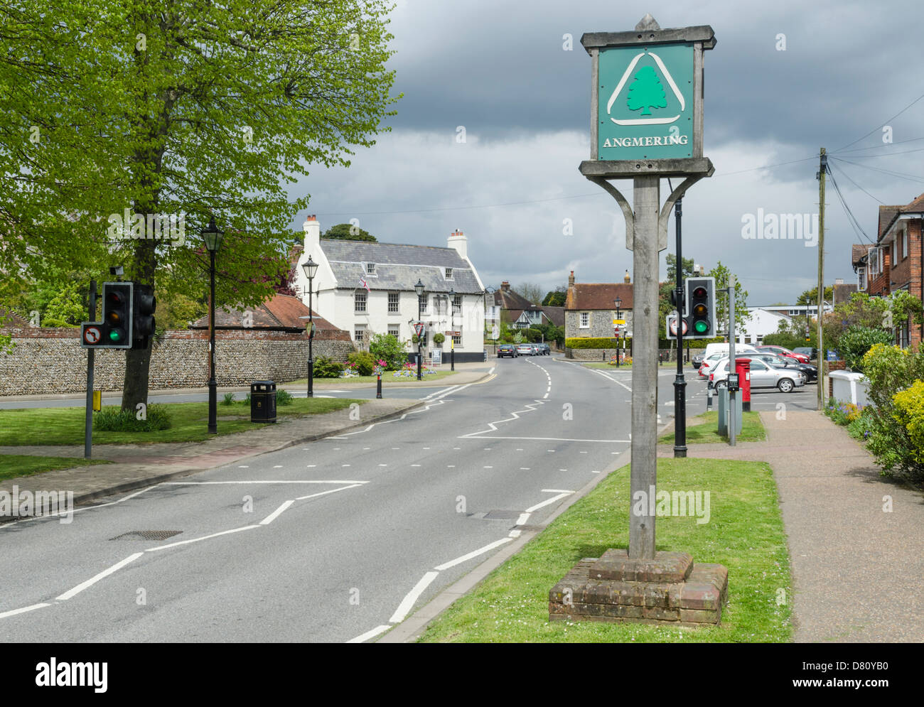 Corsia di acqua che mostra il segno di benvenuto in Angmering Village West Sussex, in Inghilterra, Regno Unito. Foto Stock