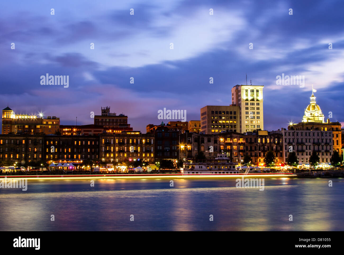 River Street Skyline al crepuscolo a Savannah, Georgia. Foto Stock