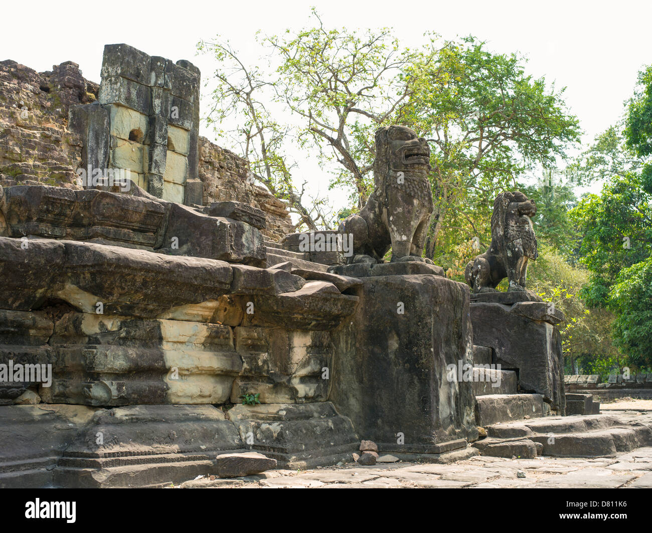 Leoni in pietra. Bakong. Parco Archeologico di Angkor. Siem Reap. Cambogia Foto Stock