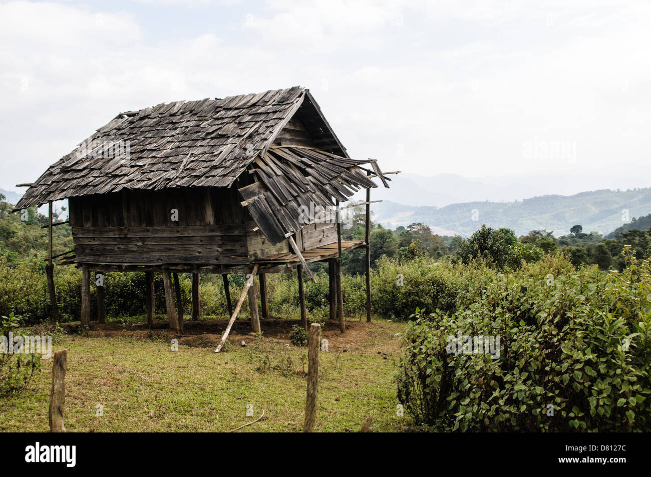 PROVINCIA DI XIENG KHOUANG, Laos - Una capanna di riso in legno danneggiata si trova su palafitte nel Laos settentrionale. Foto Stock