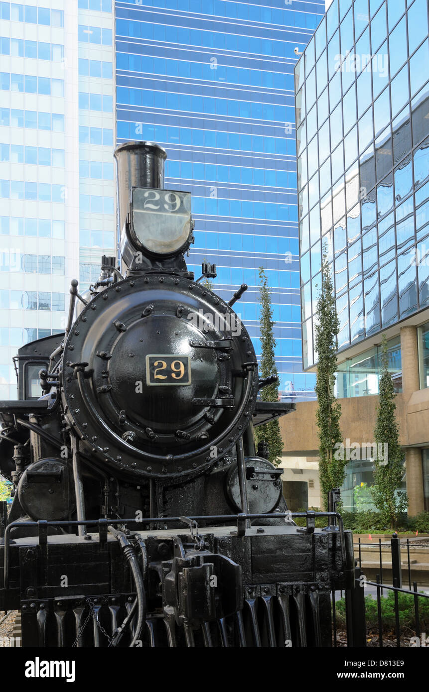 Calgary, Canada - Ottobre 7th, 2012: CPR locomotiva a vapore n. 29 nell'area del centro della città di Calgary Alberta Canada Foto Stock