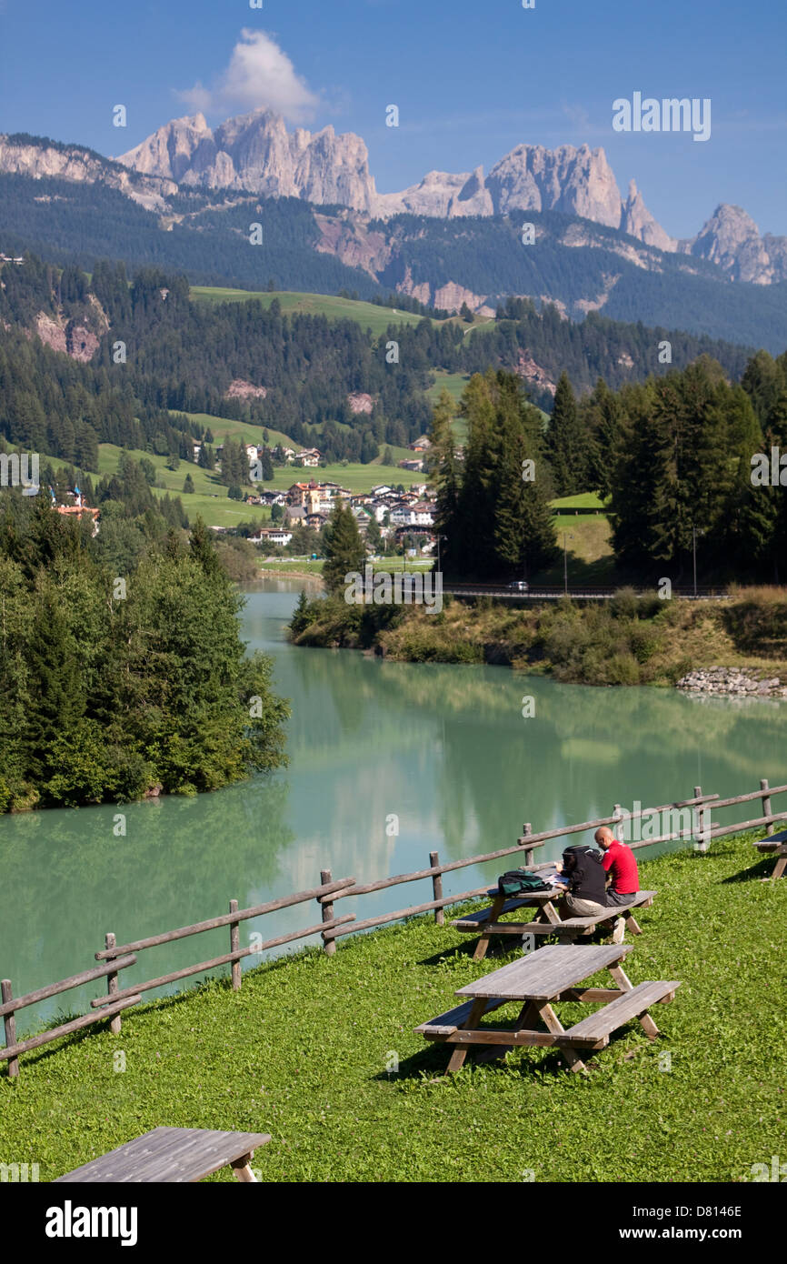 Vista delle montagne dolomitiche Dolomiti con il fiume in primo piano Foto Stock