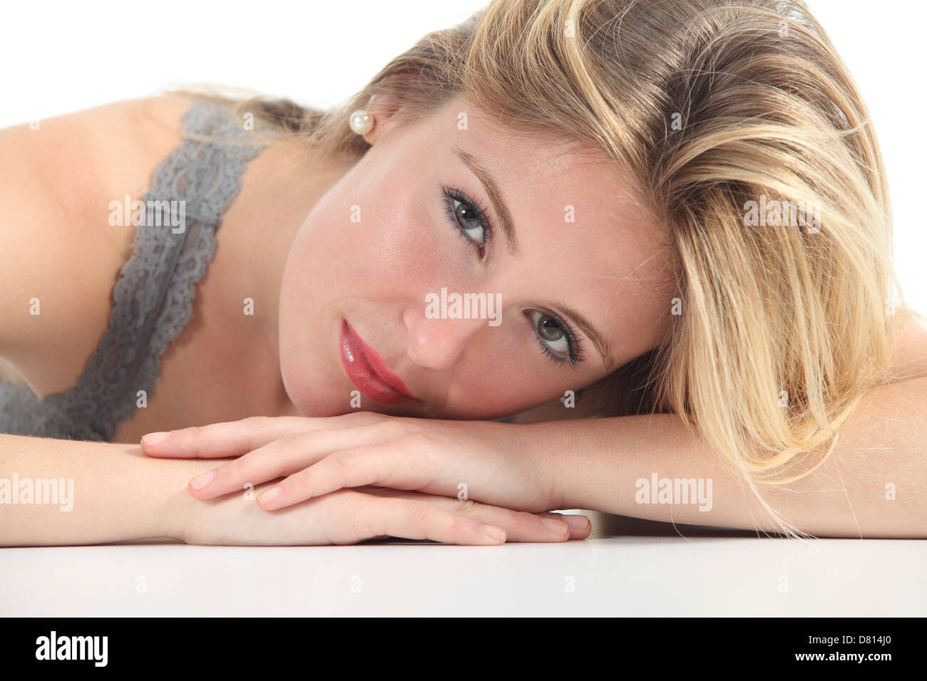 Ritratto di una donna bella faccia isolata su uno sfondo bianco Foto Stock
