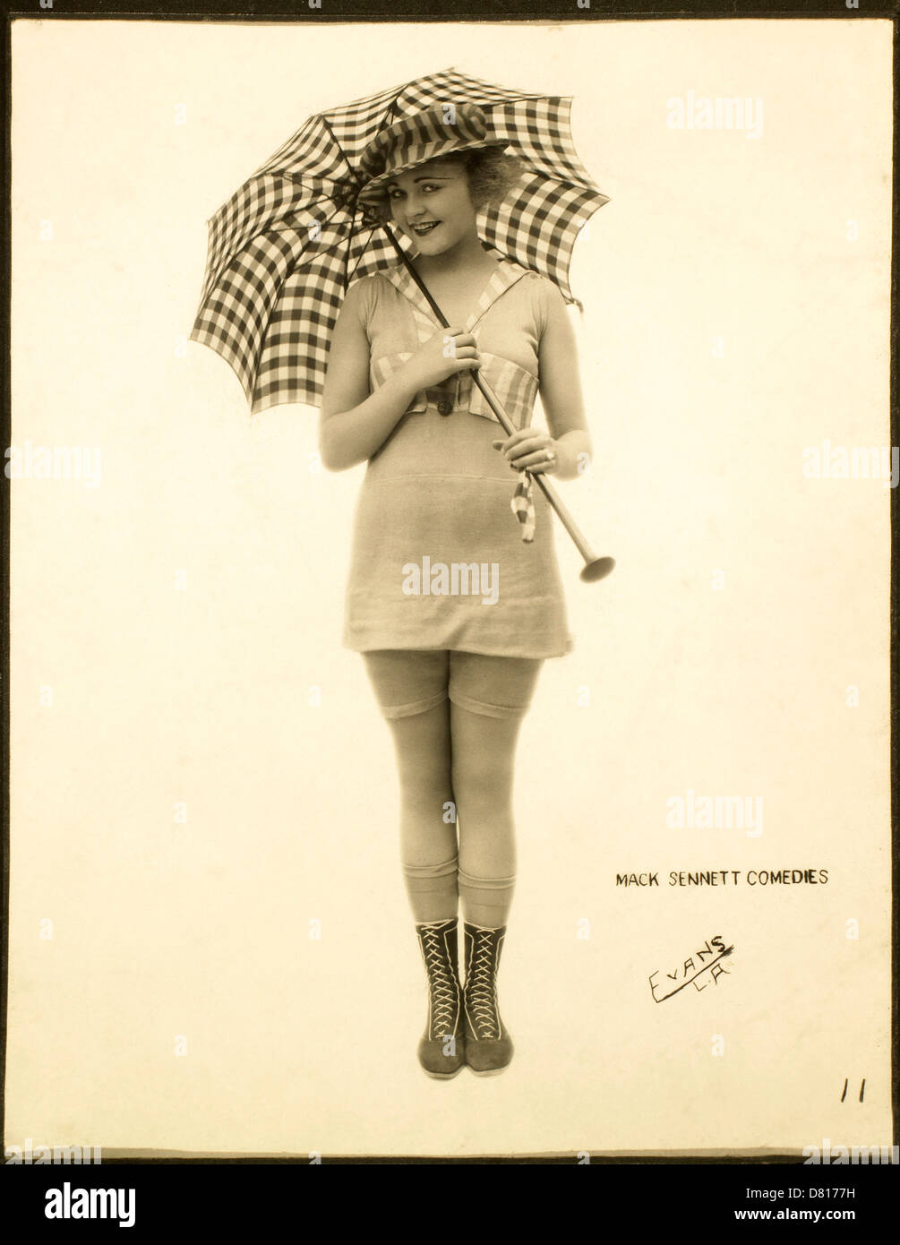 Donna monopezzo in costume da bagno azienda ombrellone, Mack Sennett bellezza balneare, circa 1920 Foto Stock