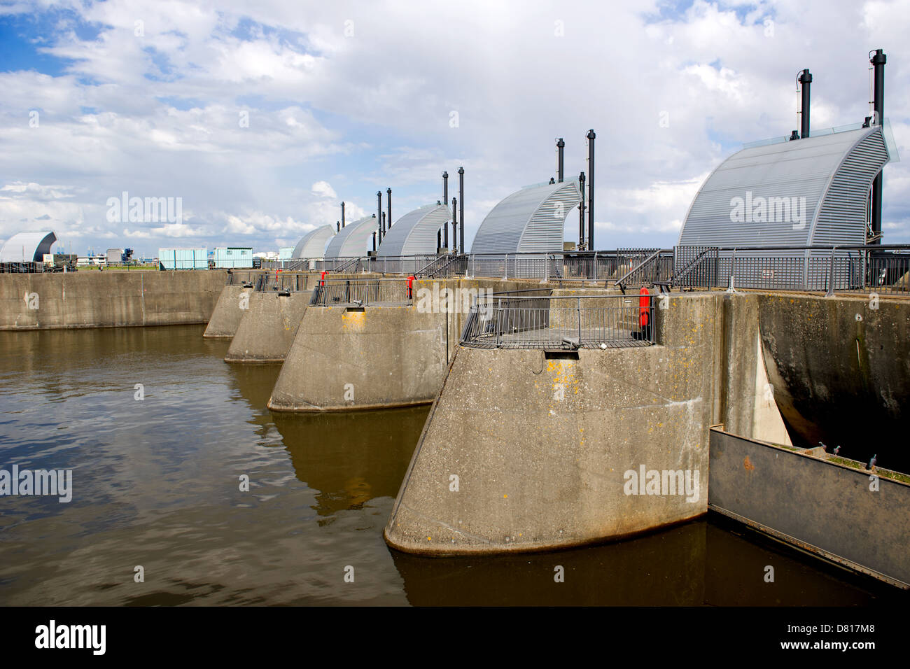 Paratoie sulla diga di Cardiff Bay, Regno Unito. I cancelli il controllo del livello dell'acqua nella baia. Foto Stock