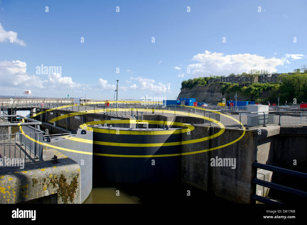 Arte pubblica da artista svizzero Felice Varini intitolata "Tre ellissi per tre serrature' (Barrage cerchi) sulla Baia di Cardiff barrage Foto Stock