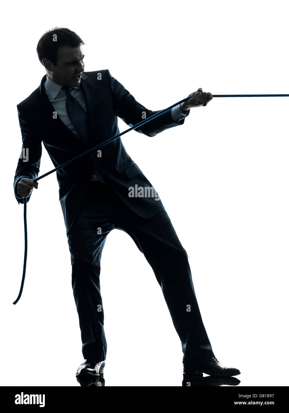 Un uomo d'affari tirando una fune in silhouette studio isolato su sfondo bianco Foto Stock