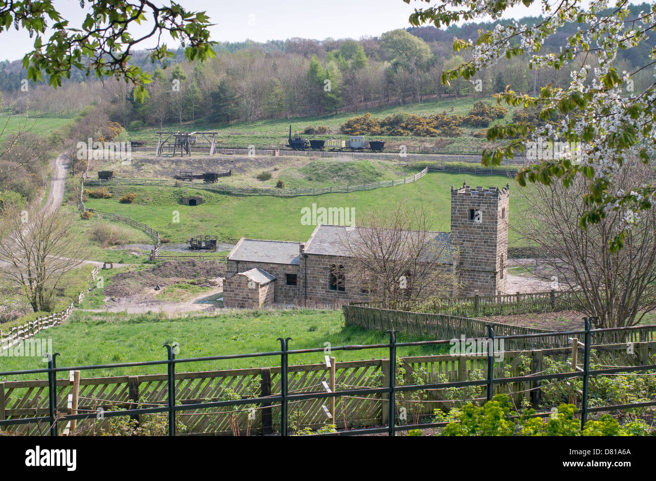Vista sul museo Beamish mostra Eston Chiesa e Pockerly wagonway con treno a vapore in distanza North East England Regno Unito Foto Stock