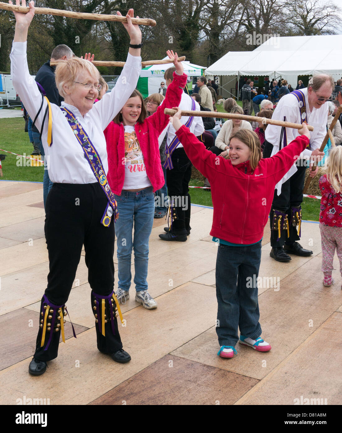 Morris Dance Group Kern, mostrare ai bambini come danza al Dales Festival di cibo Leyburn 4-5-13 Foto Stock
