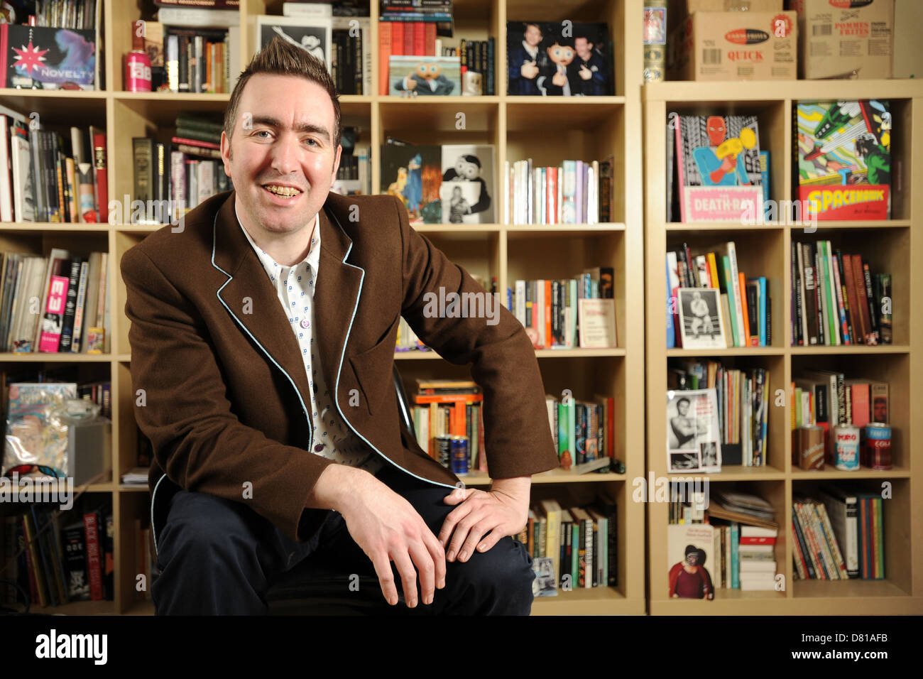 Cardiff regista Steve Sullivan è la realizzazione di un documentario sul musicista inglese e il comico Frank Sidebottom (Christopher Sievey). Foto Stock