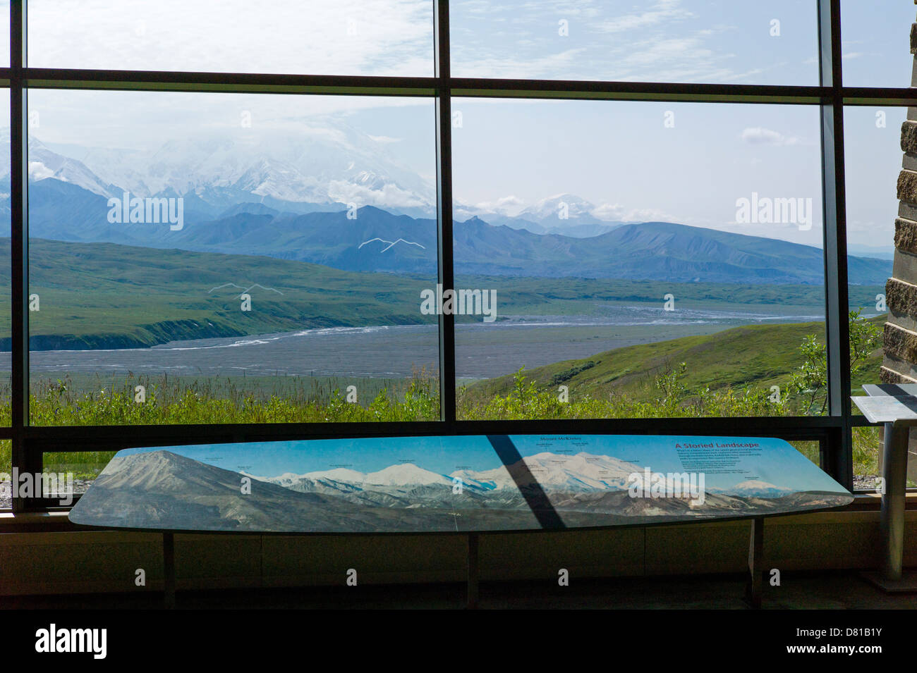 Vista di Mt. McKinley (Denali) e l'Alaska Range dall'interno di Eielson Visitor Center, il Parco Nazionale di Denali, Alaska Foto Stock