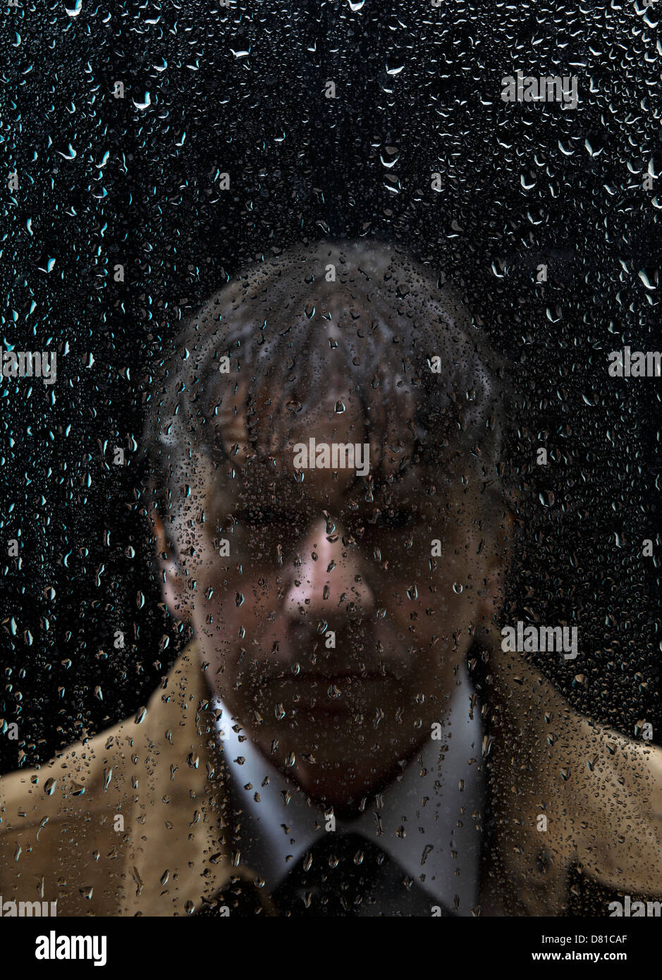 Imprenditore bagnato guardando attraverso la finestra Foto Stock