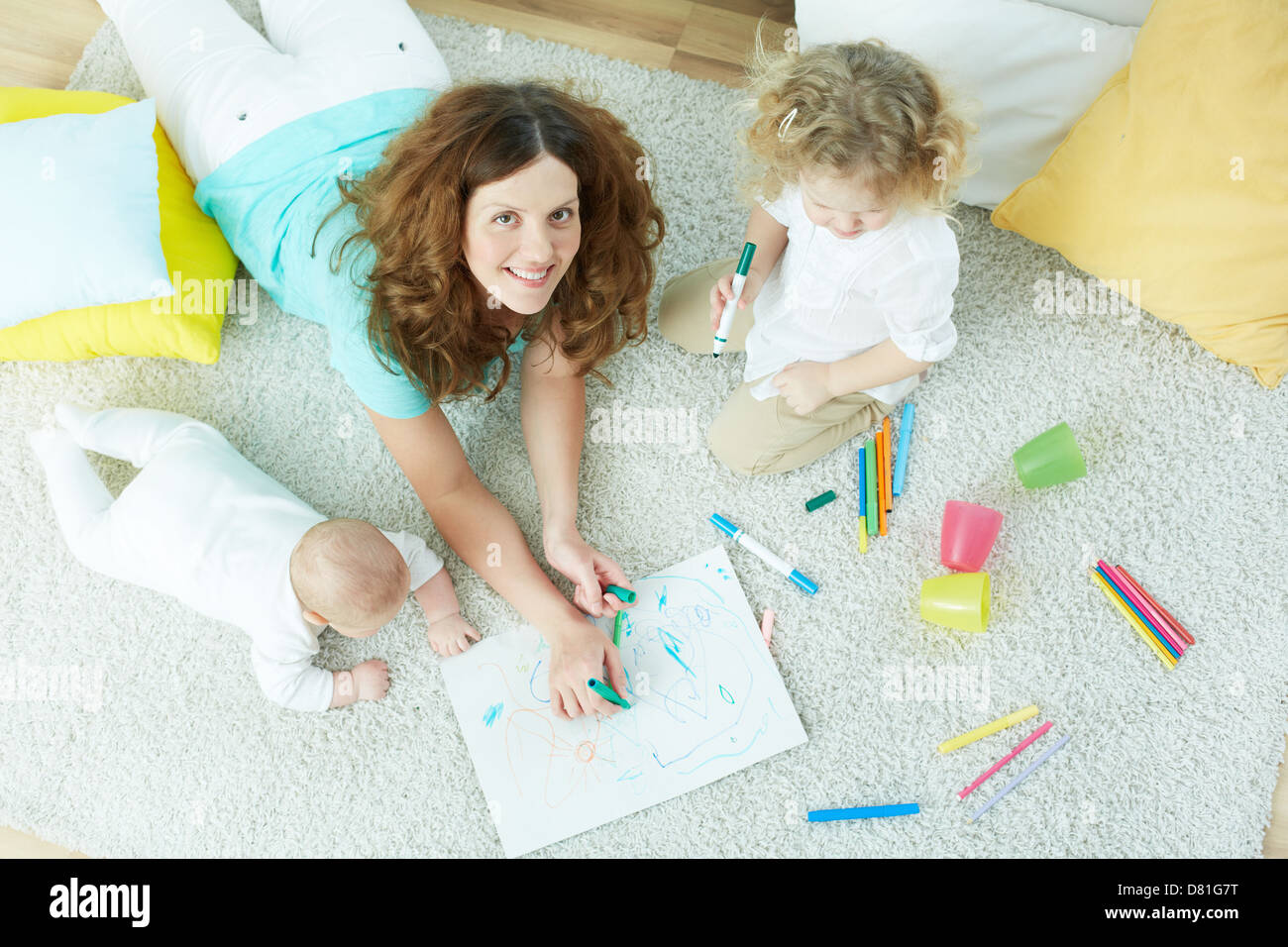 Il sopra-vista ritratto di una bella babysitter cercando dopo carino kids Foto Stock