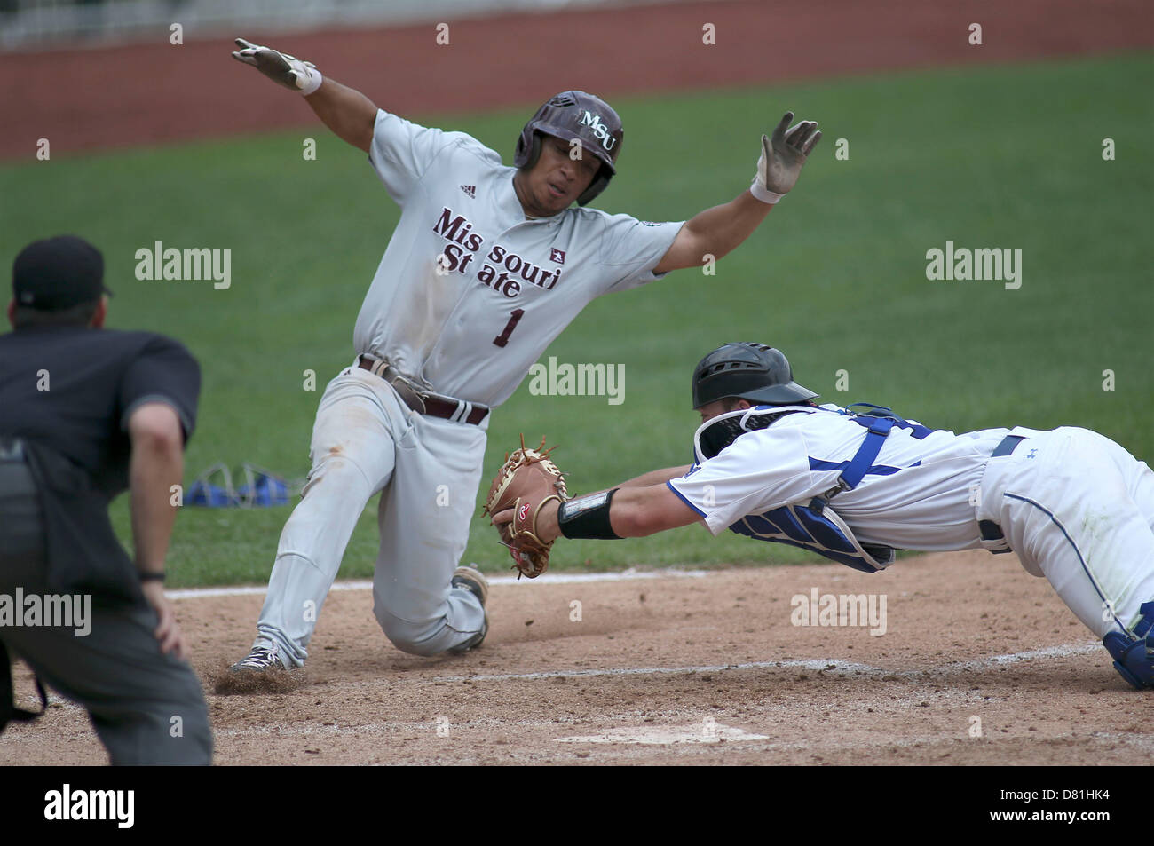 16 maggio 2013 - Omaha, Nebraska, Stati Uniti d'America - 16 Maggio 2013: Keenen Maddox #1 del Missouri State University evita il tag da Creighton University catcher Kevin Agnello #16 nel nono inning azione durante un NCAA Baseball gioco tra Missouri State orsi e Creighton Bluejays a TD Ameritrade Park in Omaha, NE...Maddox era stato chiamato al sicuro dalla piastra home arbitro Dave Condon..Creighton sconfitto Missouri State 4-3.Michael Spomer/Cal Sport Media Foto Stock