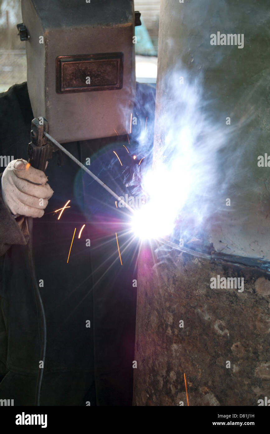 Un saldatore di cuochi di un tubo Foto Stock