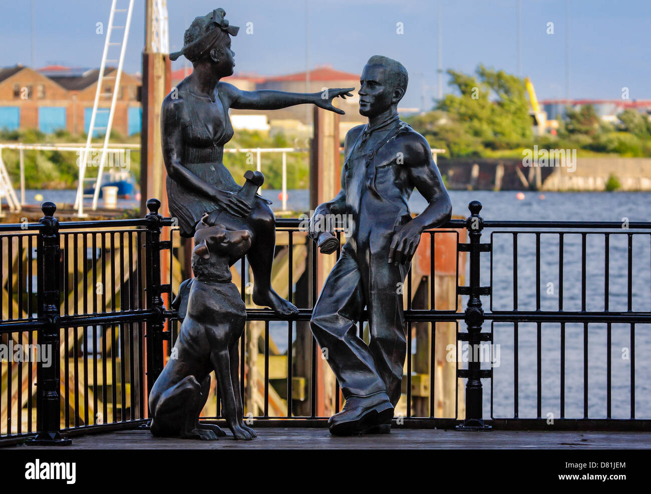 CARDIF, GALLES, Regno Unito - 17 GIUGNO 2008: Statua a Mermaid Quay, Cardiff per commemorare l'arrivo degli immigrati in Gran Bretagna. Foto Stock