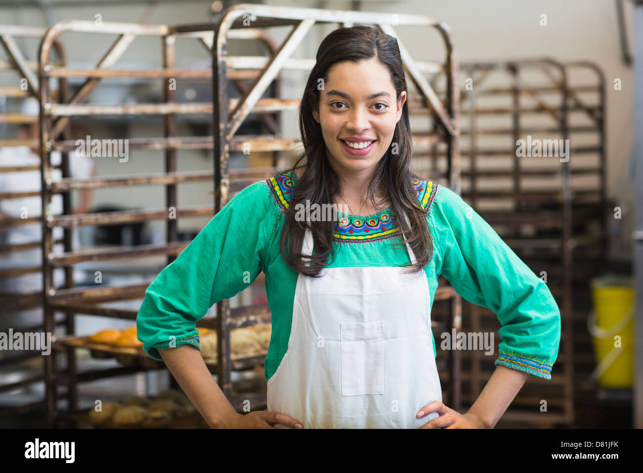 Razza mista donna che lavorano in cucina da forno Foto Stock