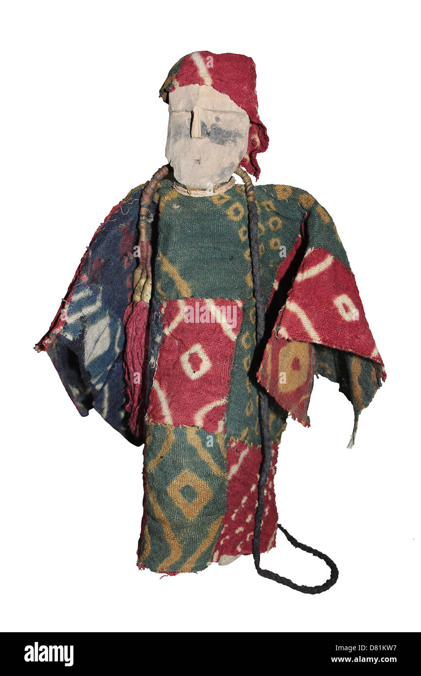 La figura di legno eventualmente Chancay figurina e Huari Perù tessile ANNUNCIO 500-1400 Foto Stock