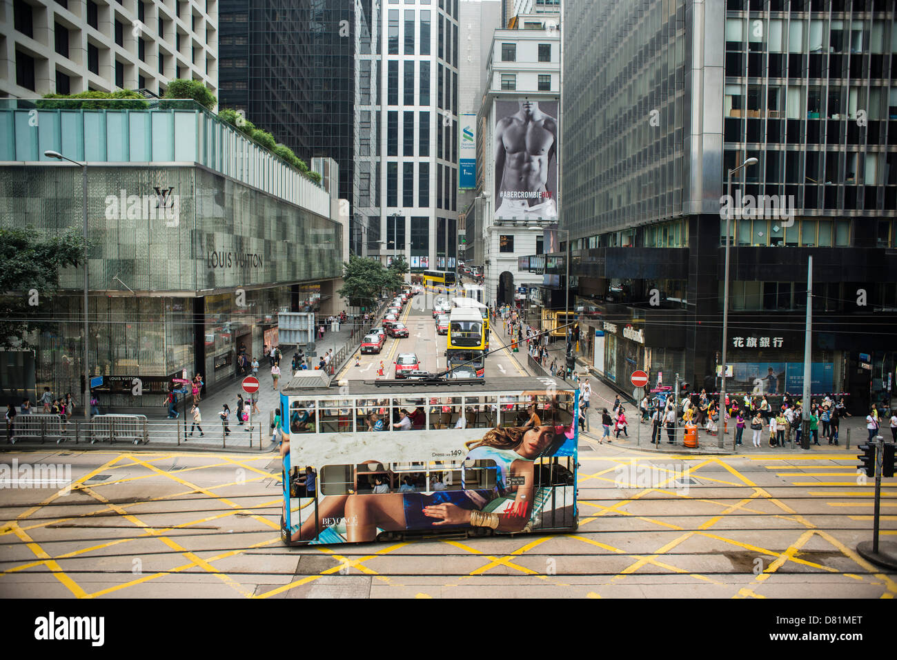 Attraversamento Pedder Street con Des Voeux Road nel centro di Hong Kong.Su questo tram un annuncio da H.M fashion shop con Beyonce come modello. Foto Stock