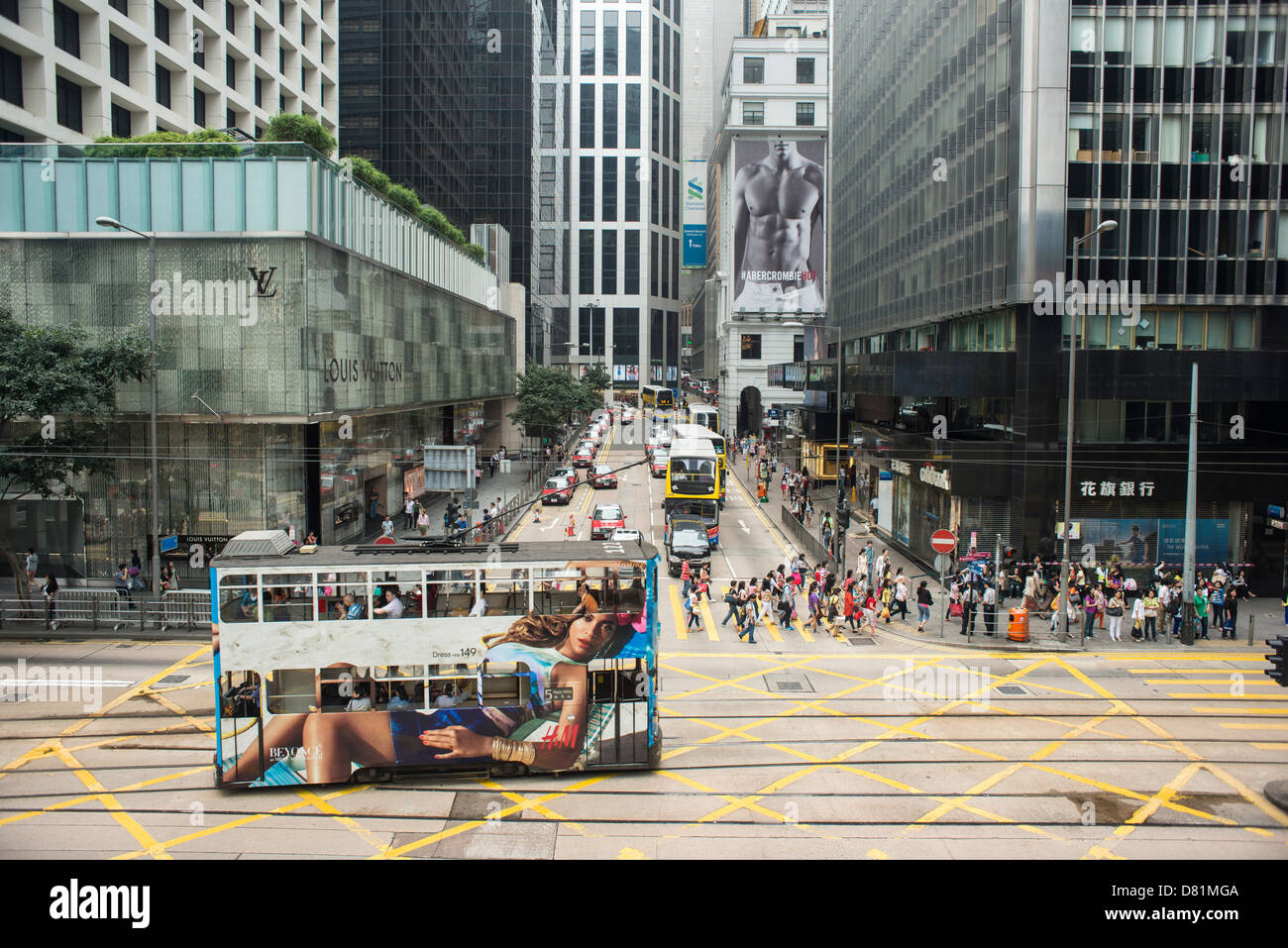 Attraversamento Pedder Street con Des Voeux Road nel centro di Hong Kong.Su questo tram un annuncio da H.M fashion shop con Beyonce come modello. Foto Stock