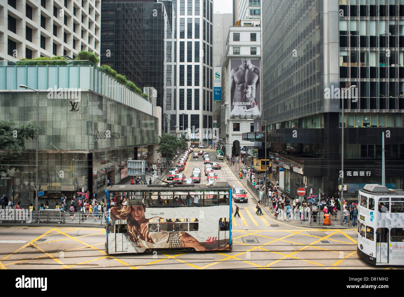 Attraversamento Pedder Street con Des Voeux Road nel centro di Hong Kong.Su questo tram un annuncio da H.M fashion shop con Beyonce come modello. Foto Stock