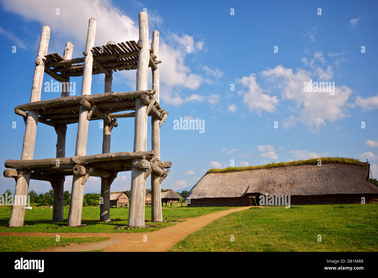 Ricostruito insediamento Jomon con un orologio in legno da torre a Sannai Maruyama Sito in Giappone di Aomori Foto Stock
