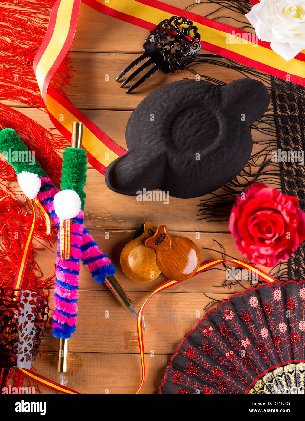 Torero e flamenco tipiche da Espana Spagna torero hat nacchere bandiera a pettine e rose Foto Stock