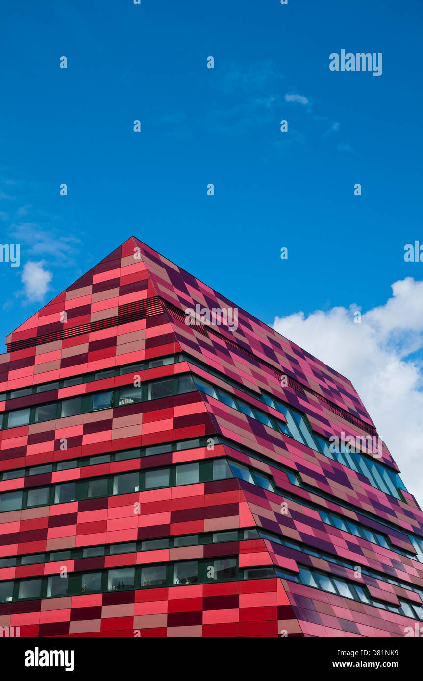 Un rosso piastrellato edificio contemporaneo sulla Jubilee Campus a Nottingham University contro un cielo blu. Regno Unito. Foto Stock