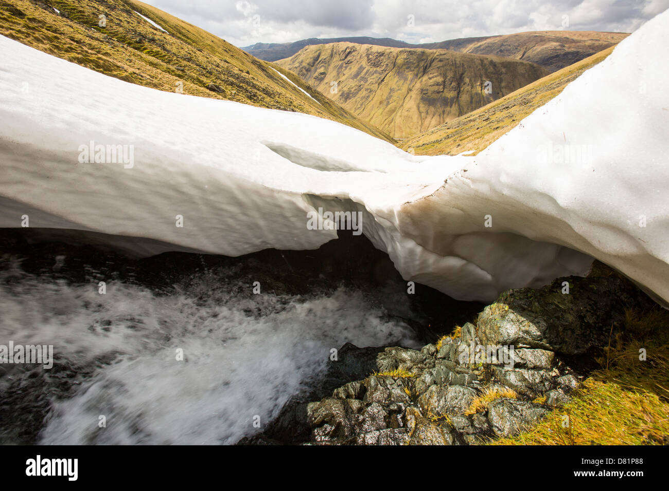 40 piedi derive di neve in sollevamento Beck, Lake District, UK. Foto Stock