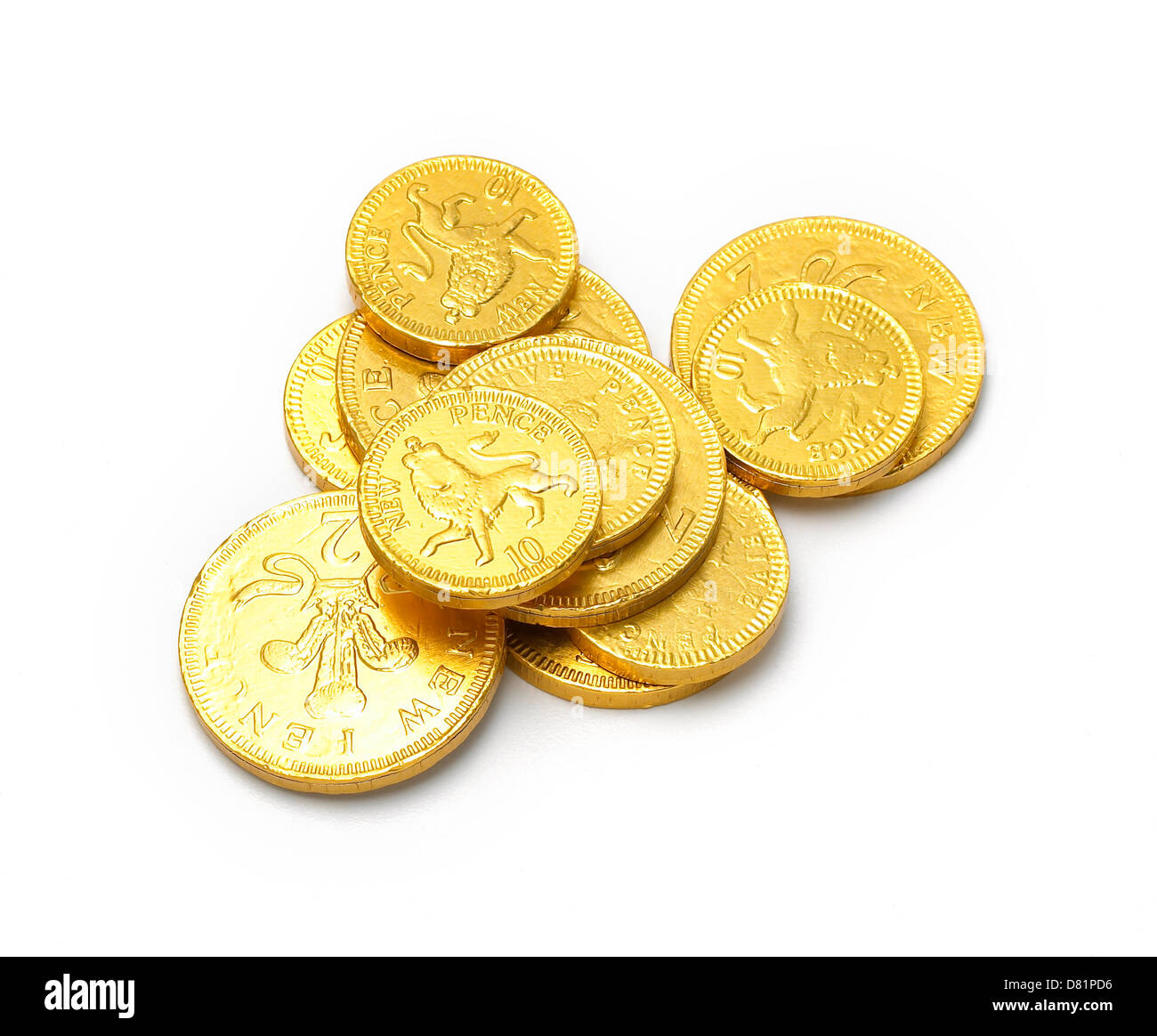 Pila di cioccolato di monete d'oro ritagliato su uno sfondo bianco Foto Stock