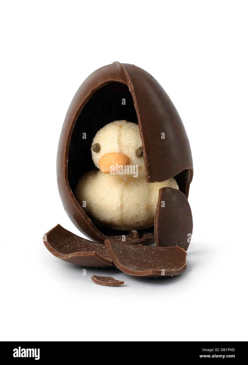 Uovo di Pasqua con pulcino all'interno di tagliare lo sfondo bianco Foto Stock