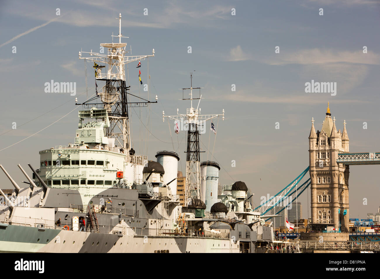 HMS Belfast ormeggiato sul fiume Tamigi a Londra e il Tower Bridge. Foto Stock
