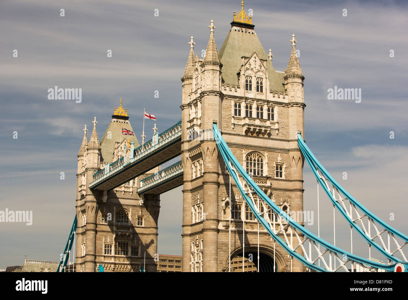 Il Tower Bridge attraverso il fiume Thames, London, Regno Unito. Foto Stock