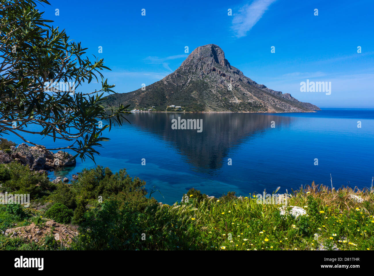 Telendos Island con riflessioni, visto da Kalymnos, Grecia Foto Stock