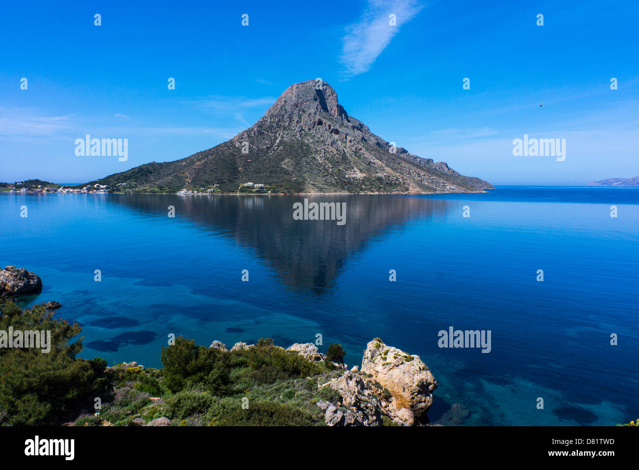 Telendos Island con riflessioni, visto da Kalymnos, Grecia Foto Stock