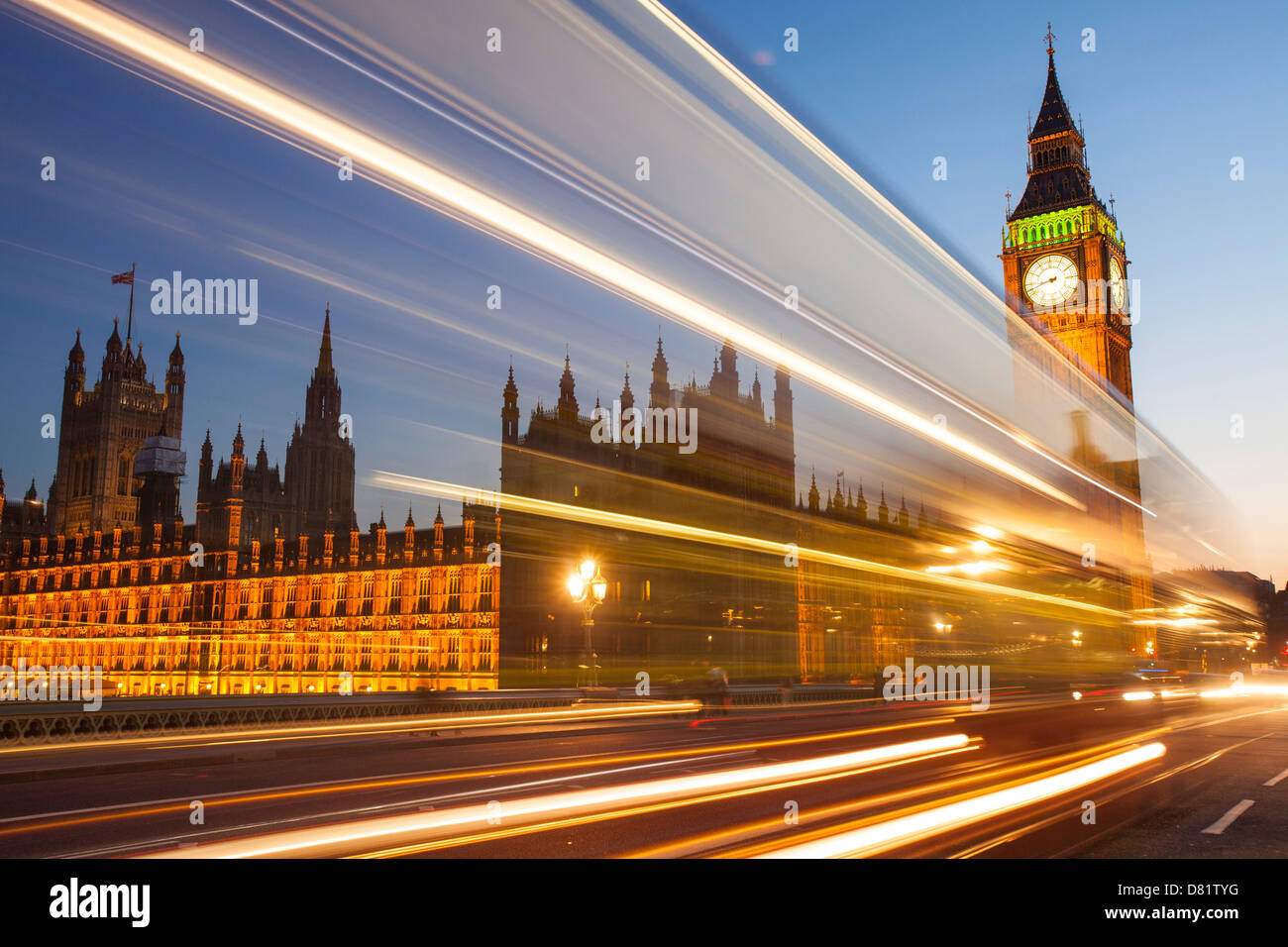 La Casa del Parlamento e dal Big Ben da Westminster Bridge con il traffico di Londra, Regno Unito. Foto Stock