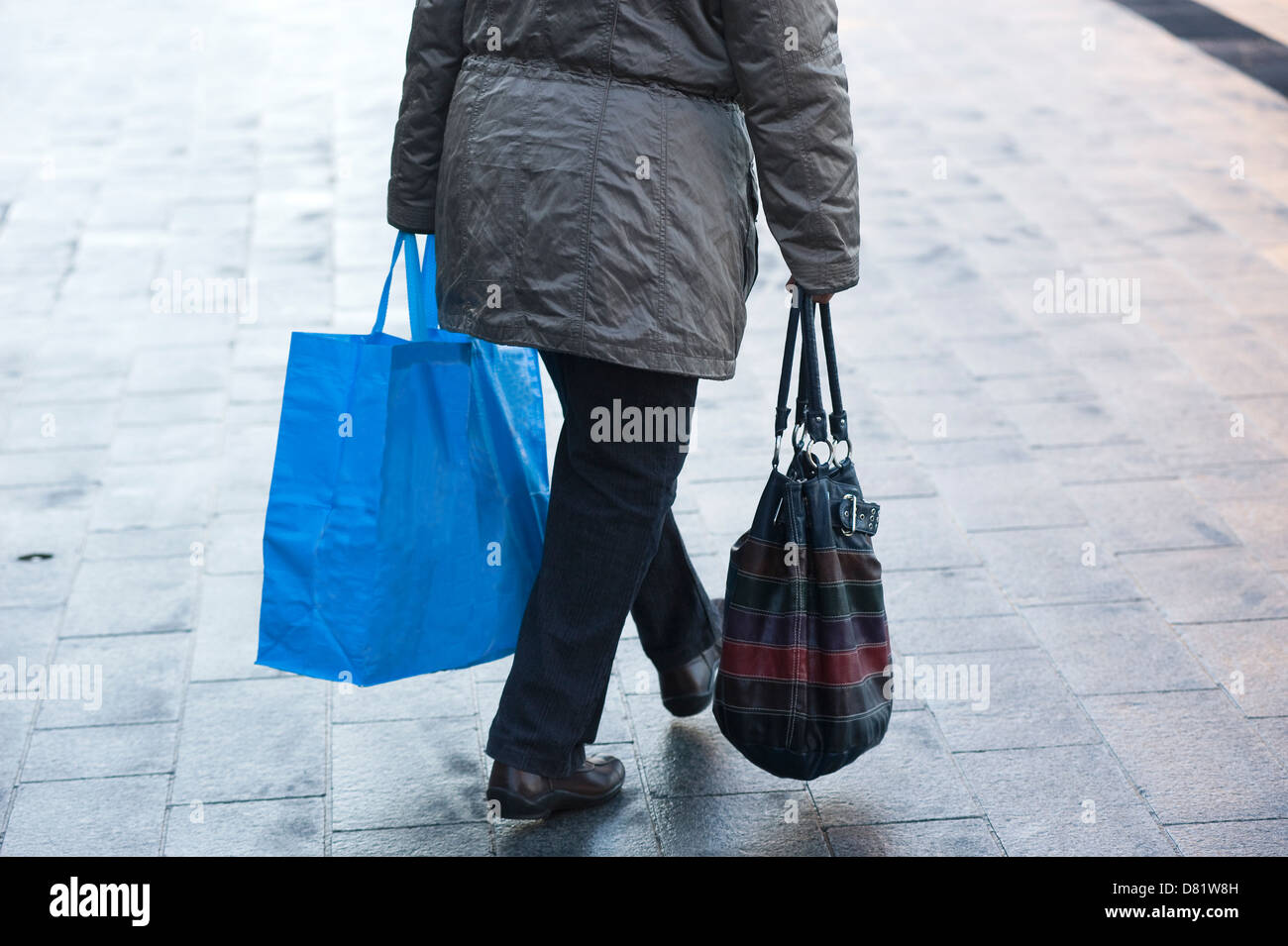 Donna anziana con borsa da shopping di camminare sulla strada Foto stock -  Alamy