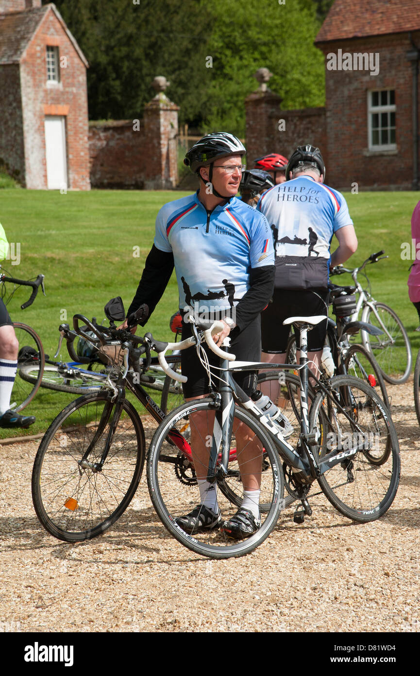 I ciclisti all'inizio di una corsa di beneficenza a favore dell'aiuto per gli eroi della carità. Casa Breamore Inghilterra Hampshire REGNO UNITO Foto Stock