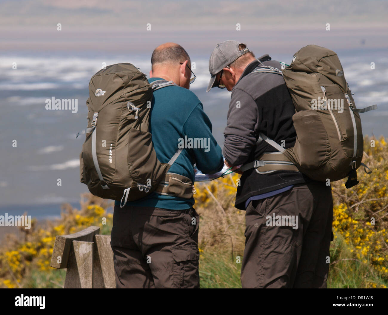 Due escursionisti controllare la mappa di South West Coast Path, Devon, Regno Unito 2013 Foto Stock