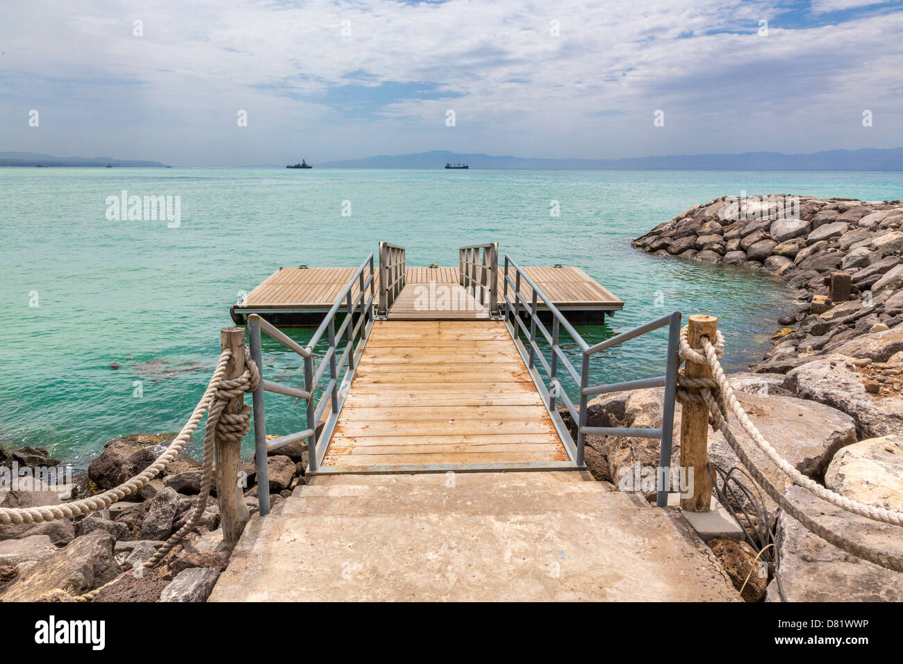 Un ponte di legno con ringhiera di metallo sulle rive del Mar Rosso Foto Stock