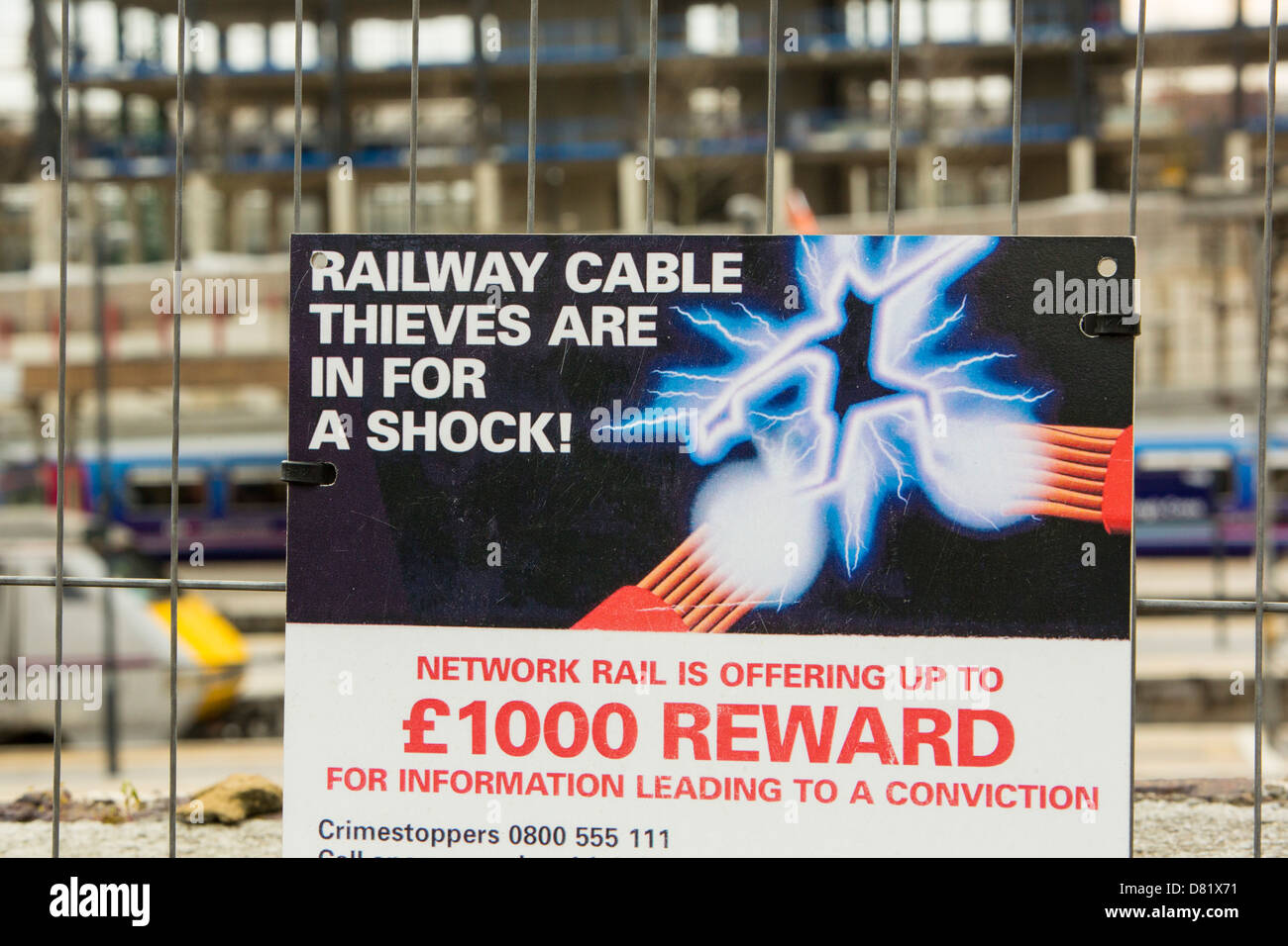 Un segnale di avvertimento al cavo ladri, Kings Cross, London, Regno Unito. Foto Stock